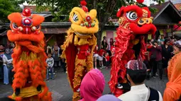 Tarian barongsai juga menjadi salah satu ritual penting dalam tradisi Tionghoa yang diyakini dapat mendatangkan keberuntungan dan mengusir roh jahat pada saat-saat yang baik. (JUNI KRISWANTO/AFP)