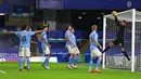 Penjaga gawang Manchester City Zack Steffen menangkap bola saat melawan Chelsea pada pertandingan Liga Inggris di Stamford Bridge, London, Inggris, Minggu (3/1/2021). Manchester City mempermalukan Chelsea dengan skor 3-1. (AP Photo/Ian Walton/Pool)
