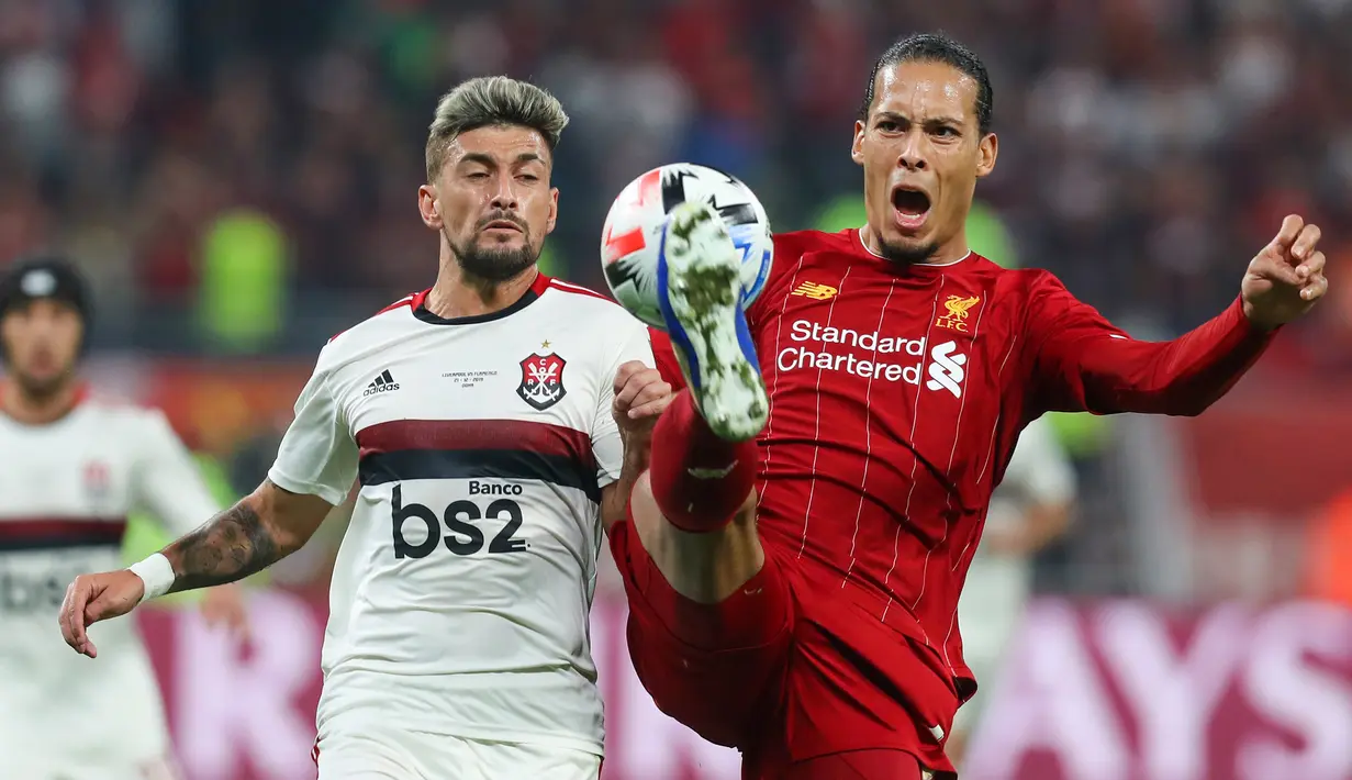 Virgil van Dijk - Van Dijk menjadi bek terbaik di dunia saat berseragam Liverpool. Selama berlaga di Premier League, van Dijk memiliki catatat 185 kemenangan duel dan 55 persen kesuksesan tackle. (AFP/Karim Jaafar)