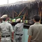 Satpol PP menertibkan warung mesum di kawasan wisata Pantai Panjang, Kota Bengkulu. (Liputan6.com/Yuliardi Hardjo Putra)