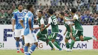 Selebrasi Irfan Jaya usai membobol gawang Persib pada laga lanjutan Piala Presiden 2019 yang berlangsung di Stadion Jalak Harupat, Kab Bandung, Kamis (7/3). Persib Bandung kalah 2-3 kontra Persebaya Surabaya. (Bola.com/M.Iqbal Ichsan)