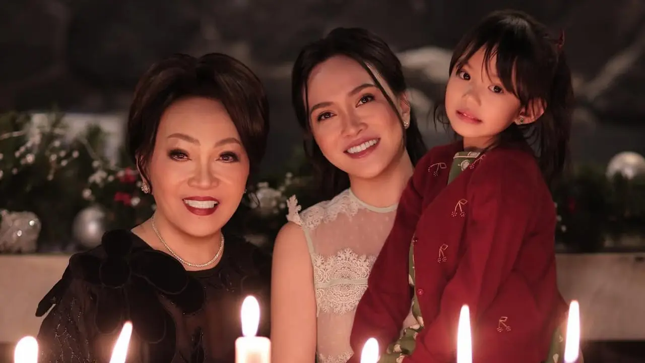 Shandy Aulia saat Ibadah Natal bersama ibu dan putrinya