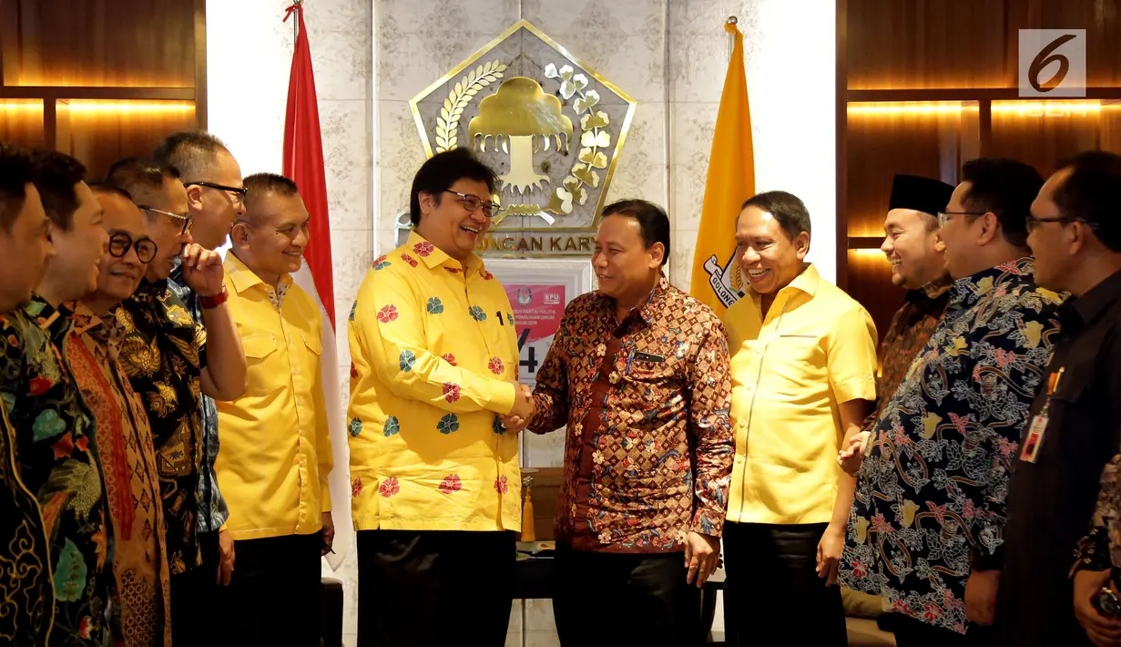 Ketua Partai Golkar Airlangga Hartarto bersalaman dengan Ketua Bawaslu Abhan usai melakukan pertemuan di DPP Partai Golkar, Jakarta, Senin (2/7). Pertemuan membahas Sosialisasi Pengawasan Pencalonan Pileg dan Pilpres 2019. (Liputan6.com/Johan Tallo)