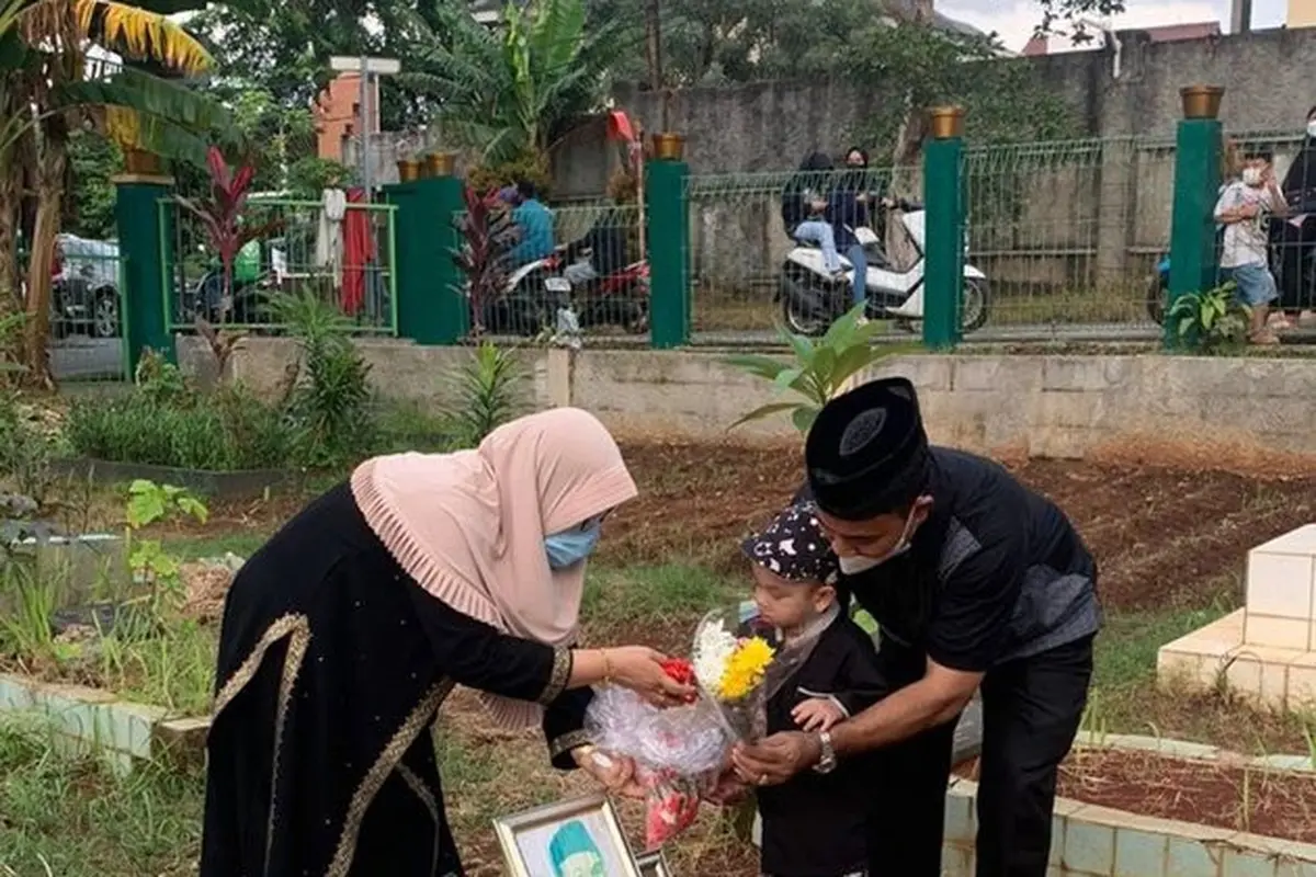 6 Momen Gala Sky, Ziarah Ke Makan Vanessa Angel dan Bibi Andriansyah Ini Bikin Haru