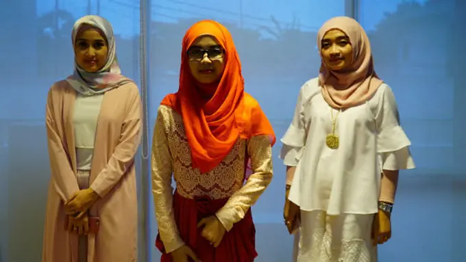 (Kiri-kanan) Prita Ghozie (Financial Planner dan Founder & CEO ZAP Finance), Shandyora Ayya (Pelapak di Bukalapak), Ayu Dyah Andari (Fashion Designer dan Owner A.D.A by Ayu Dyah Andari)/Ogilvy.com