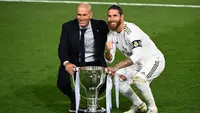 Pelatih Real Madrid, Zinedine Zidane, dan Sergio Ramos merayakan juara La Liga usai timnya mengalahkan Villreal pada laga lanjutan pekan ke-37 di Estadio Alfredo Di Stefano, Jumat (17/7/2020) dini hari WIB. (AFP/Gabriel Bouys)