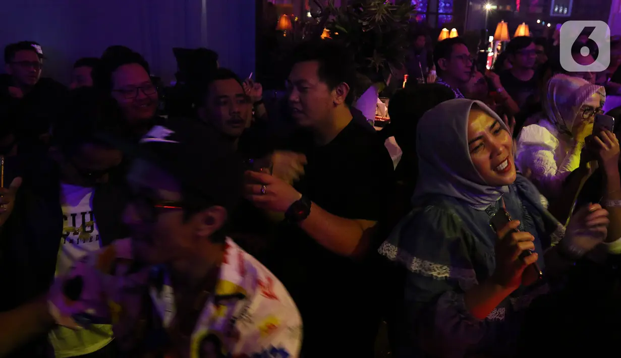 Kini, penggemar penyanyi kelahiran Surakarta, 52 tahun silam ini tidak lagi terbatas. Hampir dalam setiap penampilan Didi Kempot, penonton dari kalangan milenial memadati area dan bergoyang bersama seirama alunan musik campursari. (Liputan6.com/Herman Zakharia)