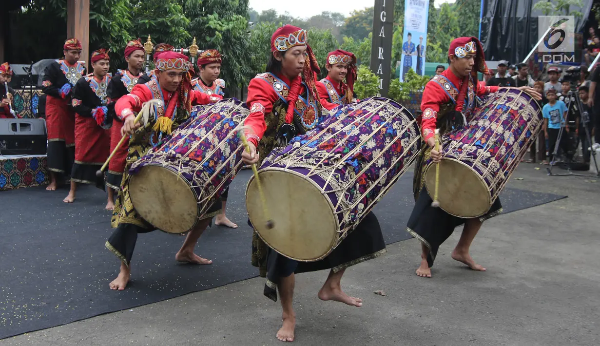 Pertunjukan alat musik tradisional Lombok, Gendang Beleq membuka Seri Konser Situs Budaya Iwan Fals dan Band di Panggung Kita, Depok, Sabtu (3/3). Konser Situs Budaya ini mengangkat budaya dari NTB Kerajaan Lombok dan Bima. (Liputan6.com/Arya Manggala)