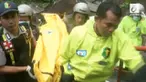 Jenazah seorang kakek yang rumahnya terkena longsor berlangsung selama 4 jam.