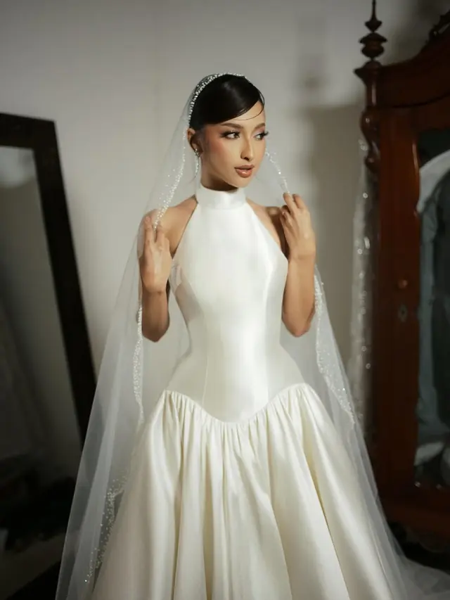 Jennifer Coppen Tampil Modern dengan Gaun Halterneck di Resepsi Pernikahan Bali, Dipadukan Veil 4 Meter yang Dramatis