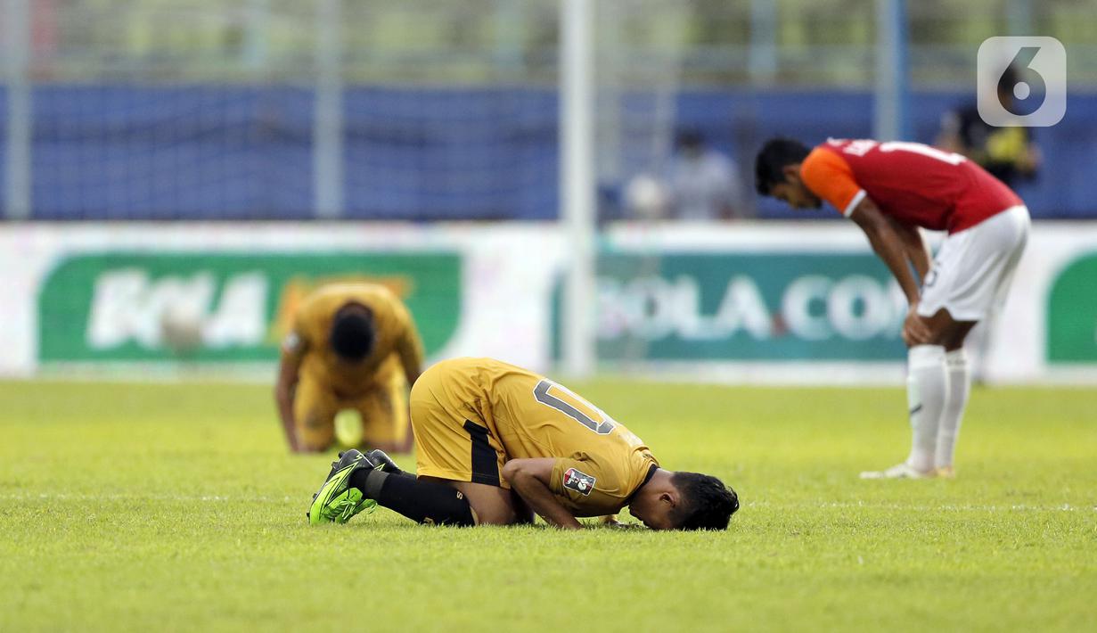 Ekspresi syukur pemain Bhayangkara Solo FC setelah menang 1-0 atas Borneo FC Samarinda dalam pertandingan babak penyisihan Piala Menpora 2021 di Stadion Kanjuruhan, Malang, Jawa Timur, Senin (22/3/2021). (Bola.com/Arief Bagus)