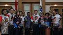Gubernur DKI Jakarta Basuki Tjahaja Purnama berpose bersama pemain dan kru film 3 Srikandi di Balai Kota, Jakarta, Selasa (19/7). (Liputan6.com/Herman Zakharia)