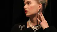 Seorang model memakai perhiasan Marie Antoinette (Daniel LEAL-OLIVAS / AFP)