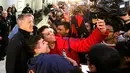 Pesepakbola Bastian Schweinsteiger berfoto bersama penggemar di Bandara Internasional O'Hare, Chicago, Selasa (28/3). Schweinsteiger bakal bergabung ke Fire di mana klub MLS itu mengeluarkan $4,5 juta untuk menggaetnya. (AP Photo/Charles Rex Arbogast)