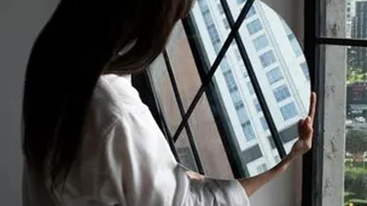 Sebelum kita membahas lebih lanjut, mari kita memahami apa itu sebenarnya orang introvert.