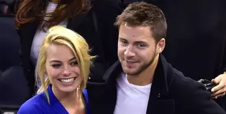 Berita pernikahan Margot Robbie dan Tom Ackerley tengah ramai dibicarakan. Rumor itu muncul setelah Margot mengunggah foto di akun Instagramnya yang menunjukkan cincin di tangannya. (doc.PEOPLE)