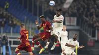 Dua gol AC Milan masing-masing dicetak oleh Zlatan Ibrahimovic dan Franck Kessie.  (AP/Gregorio Borgia)