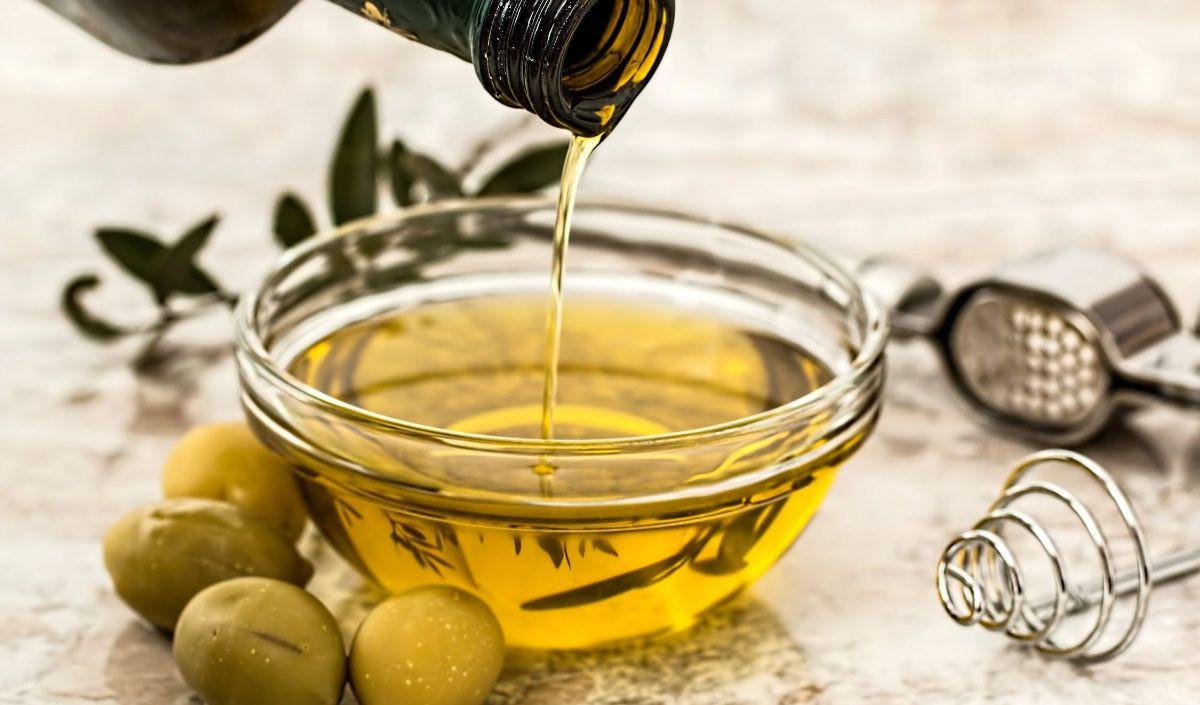 3.&nbsp;Minyak Zaitun: Asam Lemak Omega-3 untuk Rambut Lebih Tebal