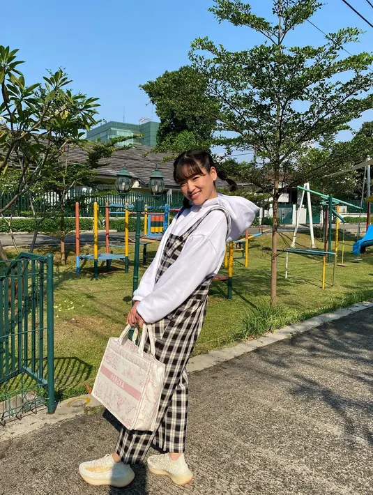 OOTD Haruka Nakagawa eks JKT48 yang memadukan plaid overall sebagai outer dan hoodie sebagai inner ini memberikan tampilan kasual yang chic. (Instagram/haruuu_chan).