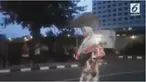 Seorang wanita misterius berteriak didepan gedung KPK, ia mengaku bahwa zumi zola adalah abangnya.