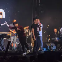 Arsy, putra Yovie Widianto tampil bareng Kahitna di LINE Concert Medan.