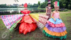 Anak-anak dengan baju daur ulang berjalan pada peringatan Hari Air Sedunia di sarana penampungan air PAM Jaya, Cilandak, Jakarta, Sabtu (25/03). Kegiatan Hari Air Sedunia ini mengangkat tema Waste Water. (Liputan6.com/Fery Pradolo)