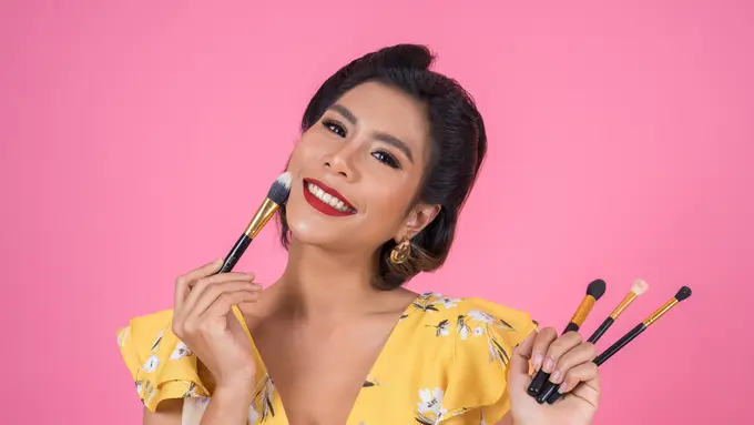 Menggunakan Kuas Saat Makeup