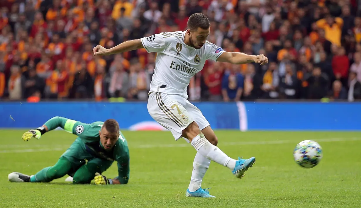 Pemain Real Madrid Eden Hazard menendang bola saat menghadapi Galatasaray pada laga Liga Champions di Istanbul, Turki, Selasa (22/10/2019). Real Madrid mengalahkan Galatasaray lewat gol tunggal Toni Kroos. (AP Photo)