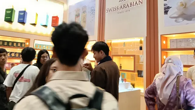 Mengapa Parfum Timur Tengah Identik dengan Oud Si Emas Cair?