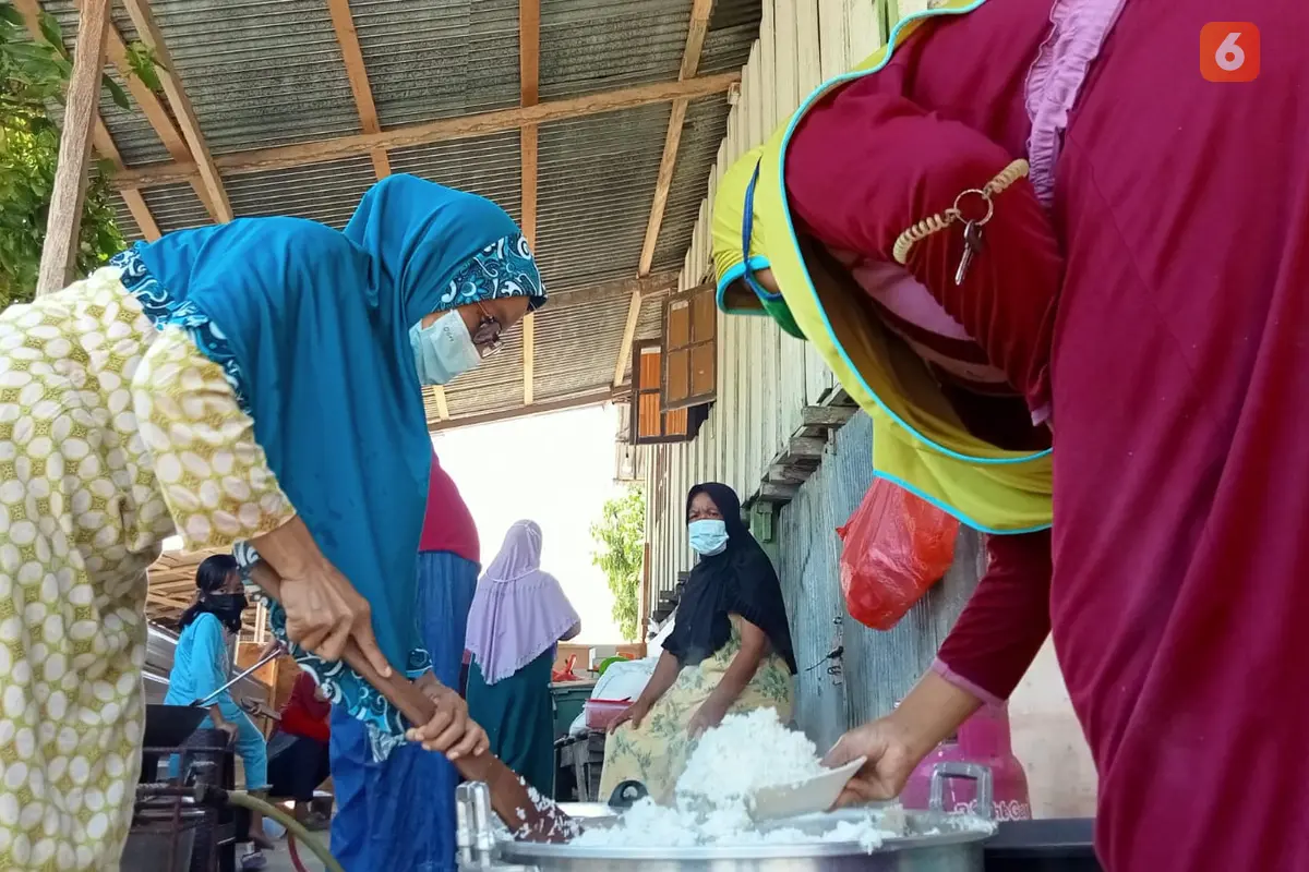 Ibu-ibu di Desa Langaleso, Sigi memasak untuk warga isoman