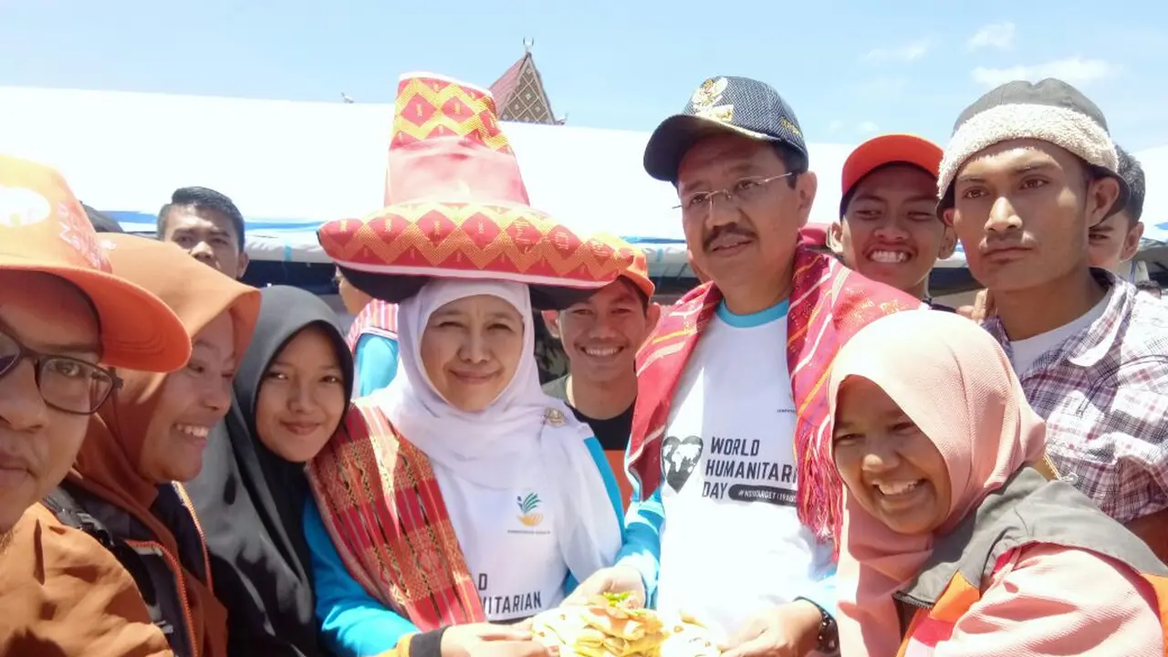 Mensos Khofifah Kenakan Baju Adat Karo