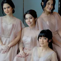 Tidak hanya disorot sebagai pasangan yang tengah menikah, para pendamping pernikahan keduanya yang kerap disebut bridesmaids pun tidak luput dari sorotan. (Instagram/ayungberinda).