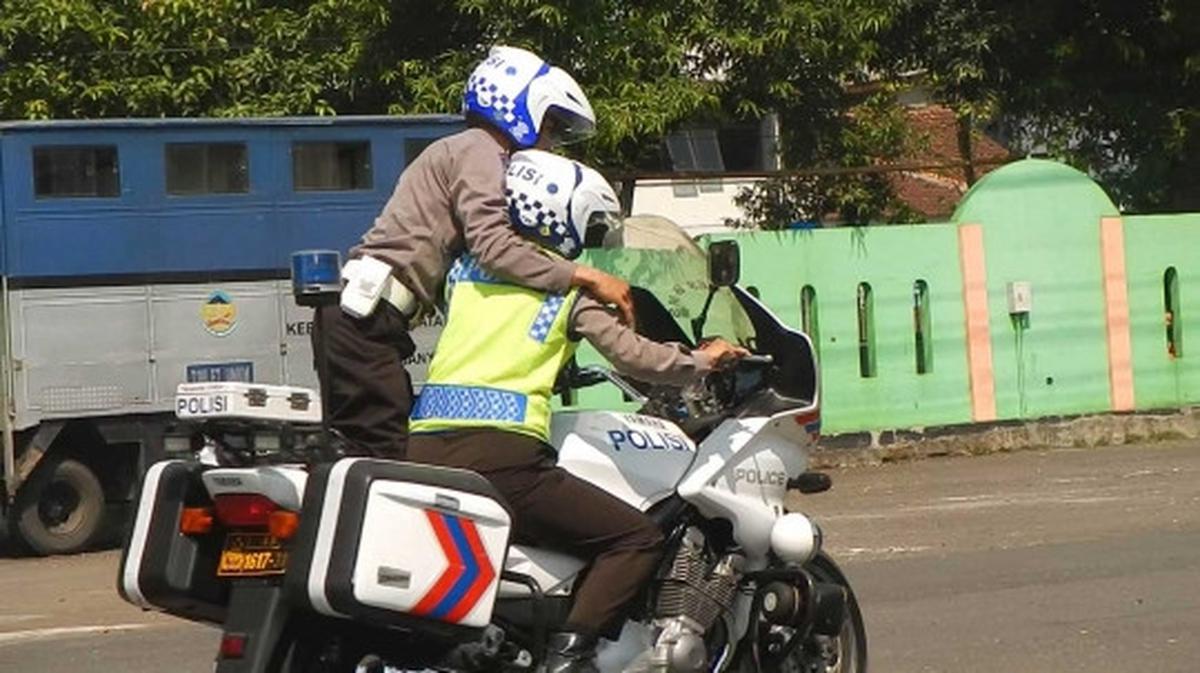 Aksi Srikandi Polantas Banyumas bermanuver dengan motor gede