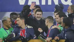 Pelatih PSG, Mauricio Pochettino (tengah) berselebrasi bersama pemain saat meraih trofi Piala Super Prancis 2020/2021 di stadion Bollaert di Lens, Prancis utara, Kamis (14/1/2021). Pochettino yang baru ditunjuk sebagai pelatih PSG pada 2 Januari lalu merebut trofi pertama sebagai pelatih. (AP Photo/