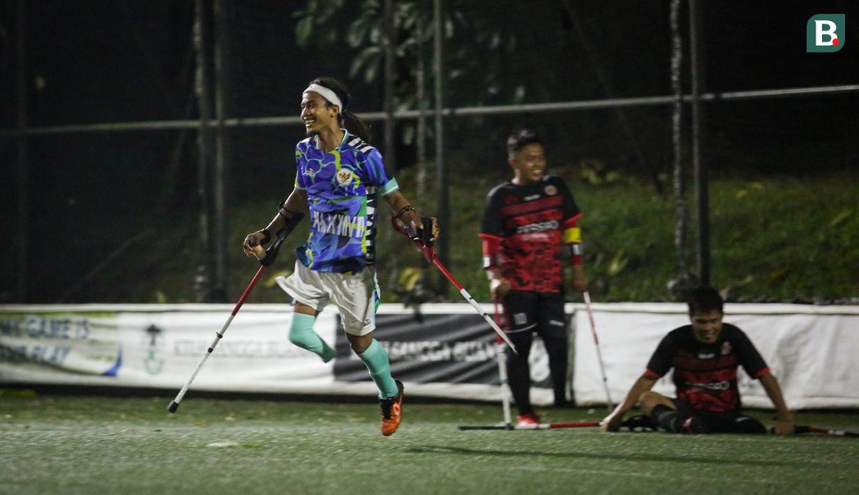Pemain Timnas Sepak Bola Amputasi Indonesia, M. S. Bahiri melakukan selebrasi usai mencetak gol ke gawang Persaj Jakarta saat laga uji coba untuk persiapan Piala Dunia Amputasi 2022 di Serenia Hills Mini Soccer, Jakarta Selatan, Senin (08/08/2022). Garuda INAF menang dengan skor 13-0. (Bola.com/Bagaskara Lazuardi)