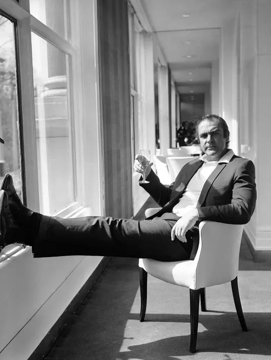 Foto file 11 April 1971, aktor Sean Connery bersantai di River Room of the Savoy Hotel di London, setelah kembali dari "The Grave" mengambil peran Bond dalam versi film United Artists dari cerita James Bond "Diamonds Are Forever".  Berpulangnya Connery dikonfirmasi keluarganya. (AP Photo/Bob Dear)