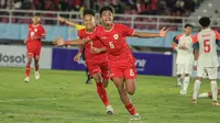 Gelandang Timnas Indonesia U-16, Evandra Florasta, saat melakukan selebrasi seusai mencetak gol ke gawang Timnas Filipina U-16 di Stadion Manahan, Solo, Senin (24/6/2024). (Bola.com/Radifa Arsa)