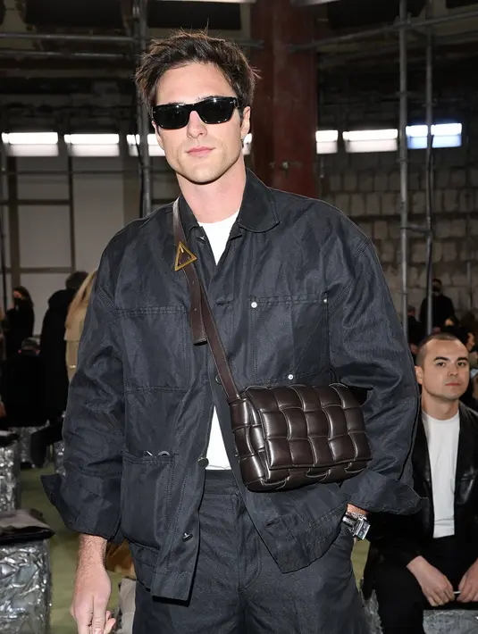 Elordi memadukan plain whit t-shirt dengan simple set dari black sunnies. Gayanya disempurnakan dengan dark brown Bottega Veneta Padded Cassette Crossbody Bag. (Dok/Bottega Veneta).