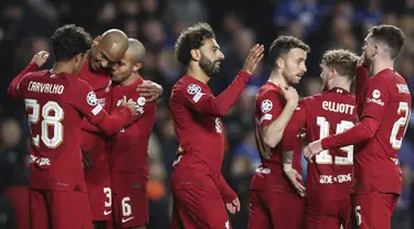 Penyerang Liverpool, Mohamed Salah (tengah) berselebrasi dengan rekan satu timnya setelah mencetak gol ke gawang Rangers selama pertandingan lanjutan Grup A Liga Champions di stadion Ibrox di Glasgow, Skotlandia, Kamis, 13 Oktober 2022. Salah mencetak tiga gol dan mengantar Liverpool menang telak atas Rangers 7-1. (AP Photo/Scott Heppell)