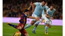 Pemain Barcelona,  Luis Suarez (kiri) berebut bola dengan pemain Celta Vigo, Gustavo Cabral pada lanjutan La Liga Spanyol di Stadion Camp Nou; Barceloa; Senin (15/2/2016) dini hari WIB. Barcelona menang 6-1. (AFP/Lluis Gene)