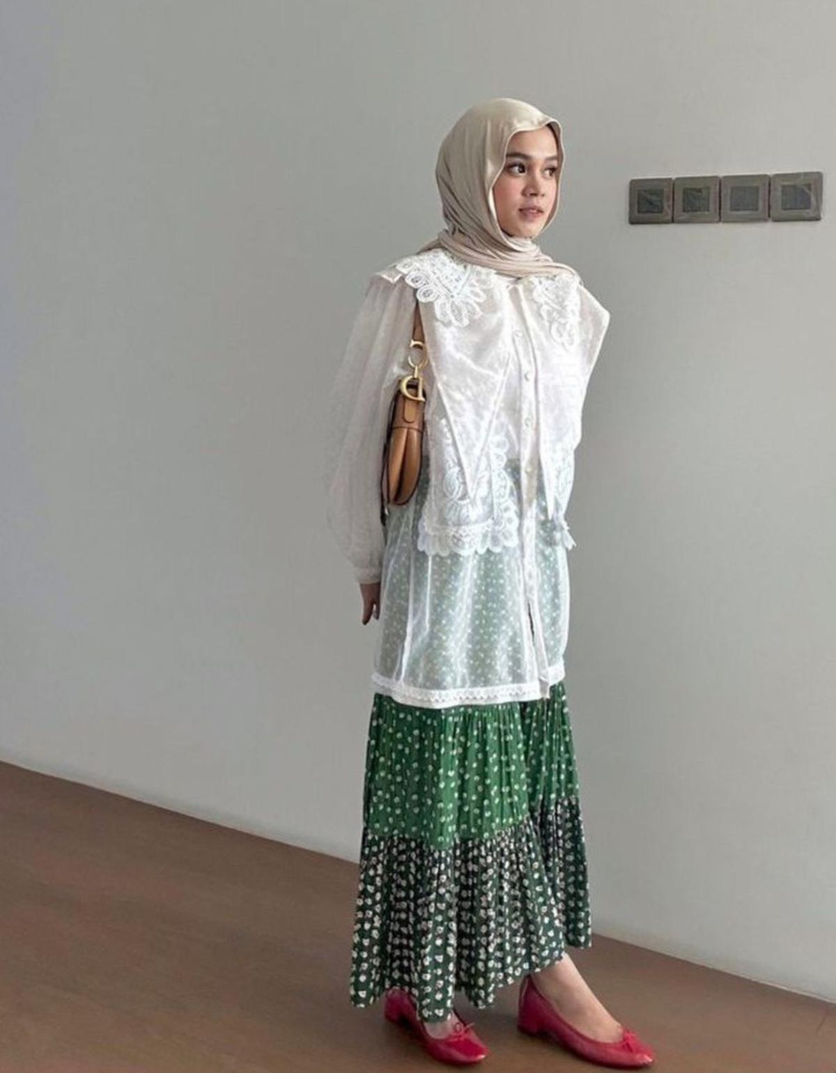 Tampil Menawan di Kondangan dengan 5 Gaya Batik untuk Wanita Berhijab, Wajib Coba!