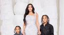Outfit para anak lelaki yaitu oneset celana panjang dan jaket kemeja yang mirip sang papa Kanye West. [kimkardashian]