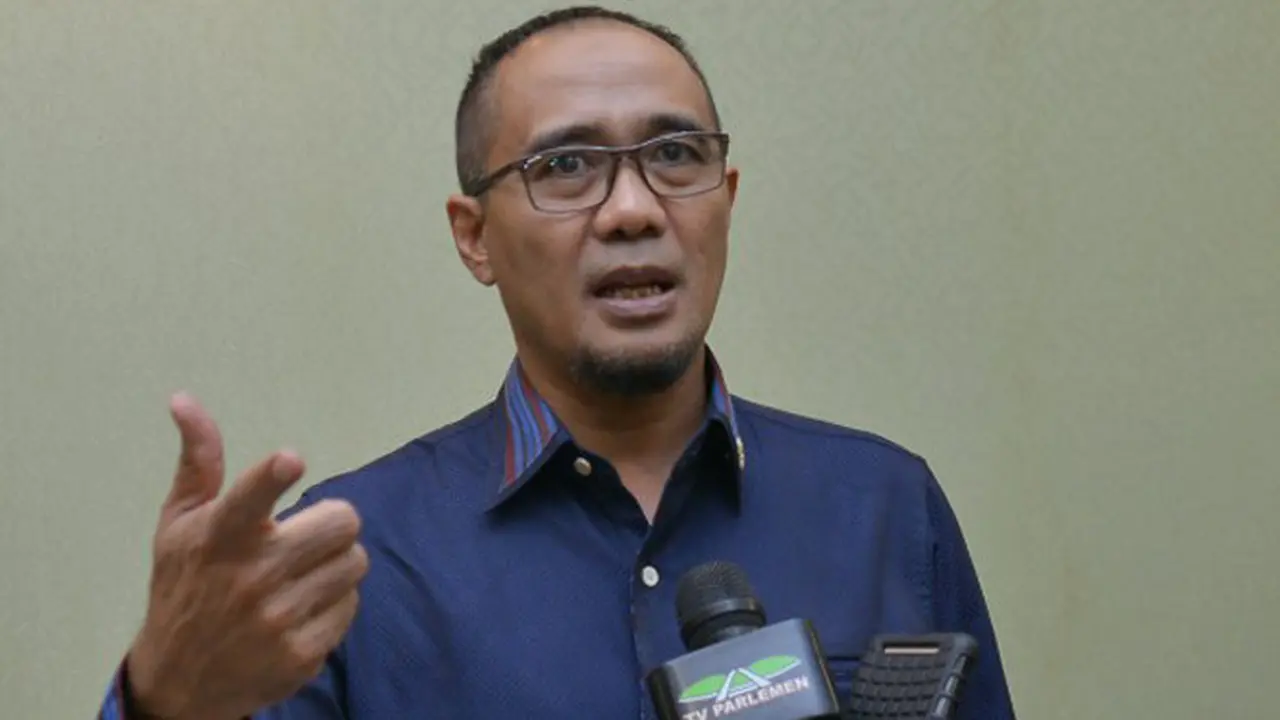 Komisi X DPR Dadang Rusdiana mengutarakan masih tingginya disparitas (perbedaan) antara Perguruan Tinggi (PT) di Jawa dengan luar Jawa terkait SN DIKTI.