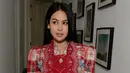 Ia menumpuk kebaya kutubaru merah kotak-kotak dan bordir dengan kebaya bordir model encim berwarna abu-abu [@kunsoomakeupartist]