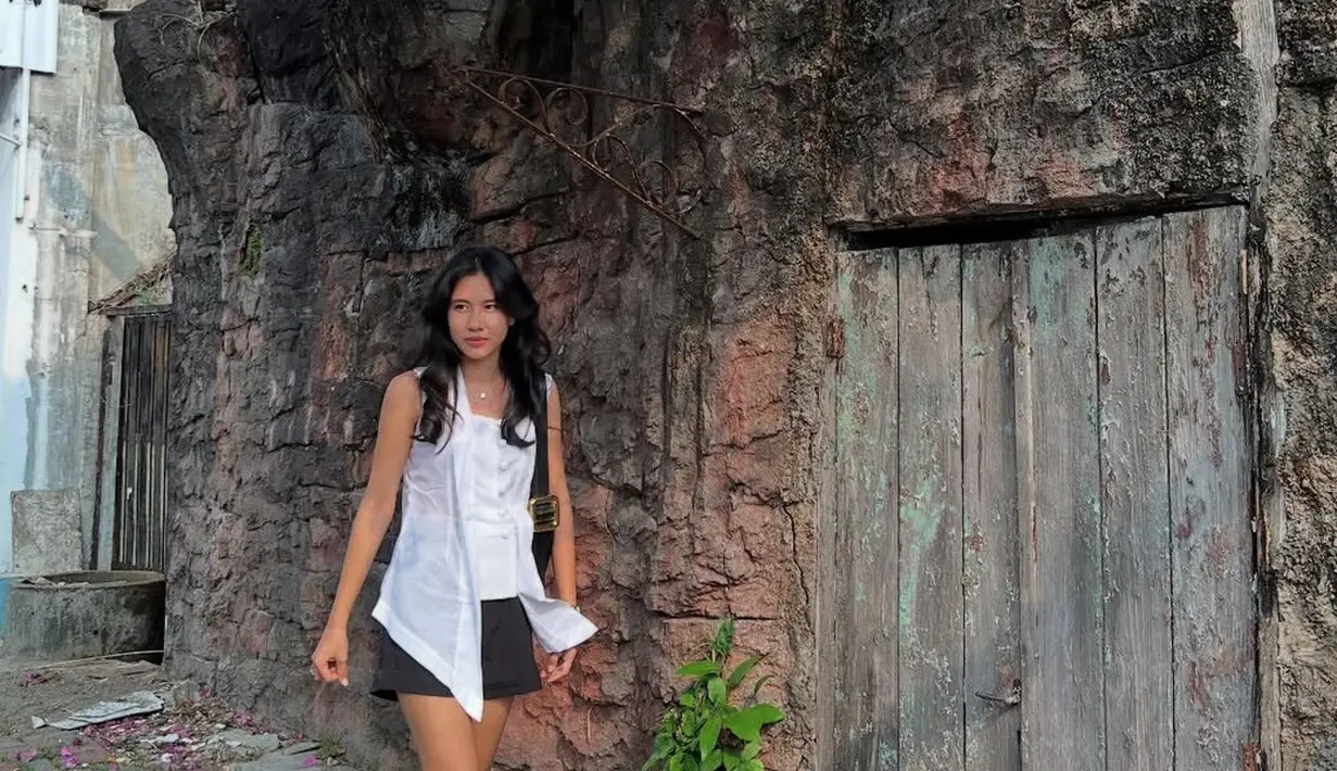 Kebaya tersebut dipadukan dengan celana pendek hitam, serta flat shoes warna putih hitam senada dengan outfitnya. Tampilannya tetap modern meski mengenakan kebaya. [@sheninacinnamon]