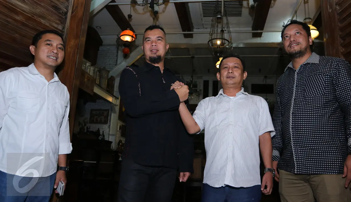 Musisi Ahmad Dhani berjabat tangan dengan Ketua DPW PKB DKI Jakarta Hasbiallah Ilyas, Jakarta, Rabu (10/2/2016). DPW PKB DKI Jakarta berencana mengusung Ahmad Dhani menjadi Cagub DKI Jakarta pada Pilkada Serentak 2017. (Liputan6.com/Herman Zakharia)