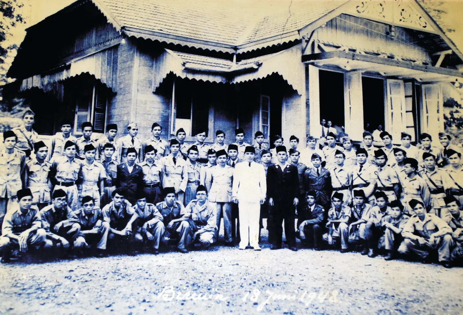 Presiden Sukarno berfoto bersama di Pendopo Bupati Kabupaten Bireuen, 18 Juni 1948, tempat dia berkantor selama sepekan. (Ist)