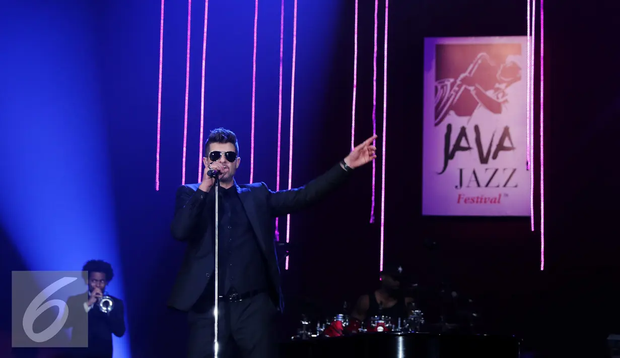 Penyanyi Robin Thicke saat tampil dalam acara Java Jazz Festival 2016 di JIExpo, Jakarta, Jumat (4/3). Sebanyak 100 pertunjukkan musik ditampilkan dalam Java Jazz Festival 2016. (Liputan6.com/Angga Yuniar)