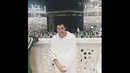 Stuart Collin juga memposting foto dirinya dalam balutan kain ihram dengan latar belakang kaabah.(instagram.com/stuartcollin)