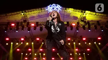 Grup band Whitesnake tampil di perhelatan JogjaROCKarta #4 di Stadion Kridosono,Yogyakarta, Minggu (1/3/2020). Whitesnake merupakan salah satu band penampil dalam JogjaROCKarta #4 selain band rock asal Jerman Scorpions. (Fimela.com/Bambang E Ros)